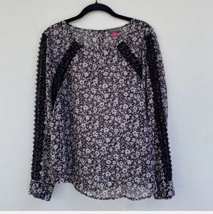 Vince Camuto Women’s Black Ditsy Floral & Lace Detail Blouse Size L